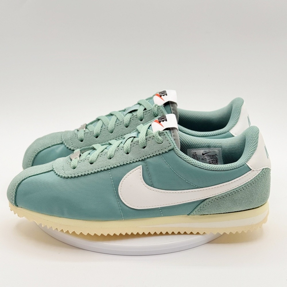Nike Kids Sneakers in Light Green and White